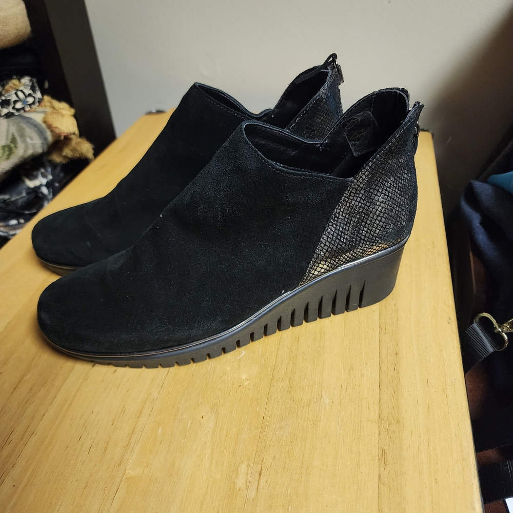 THE FLEXX Black Textured Ankle Booties